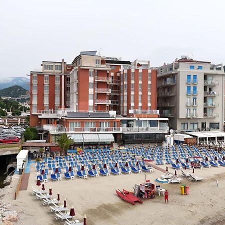 Hotel & Residence Stella Maris Pietra Ligure Exterior foto